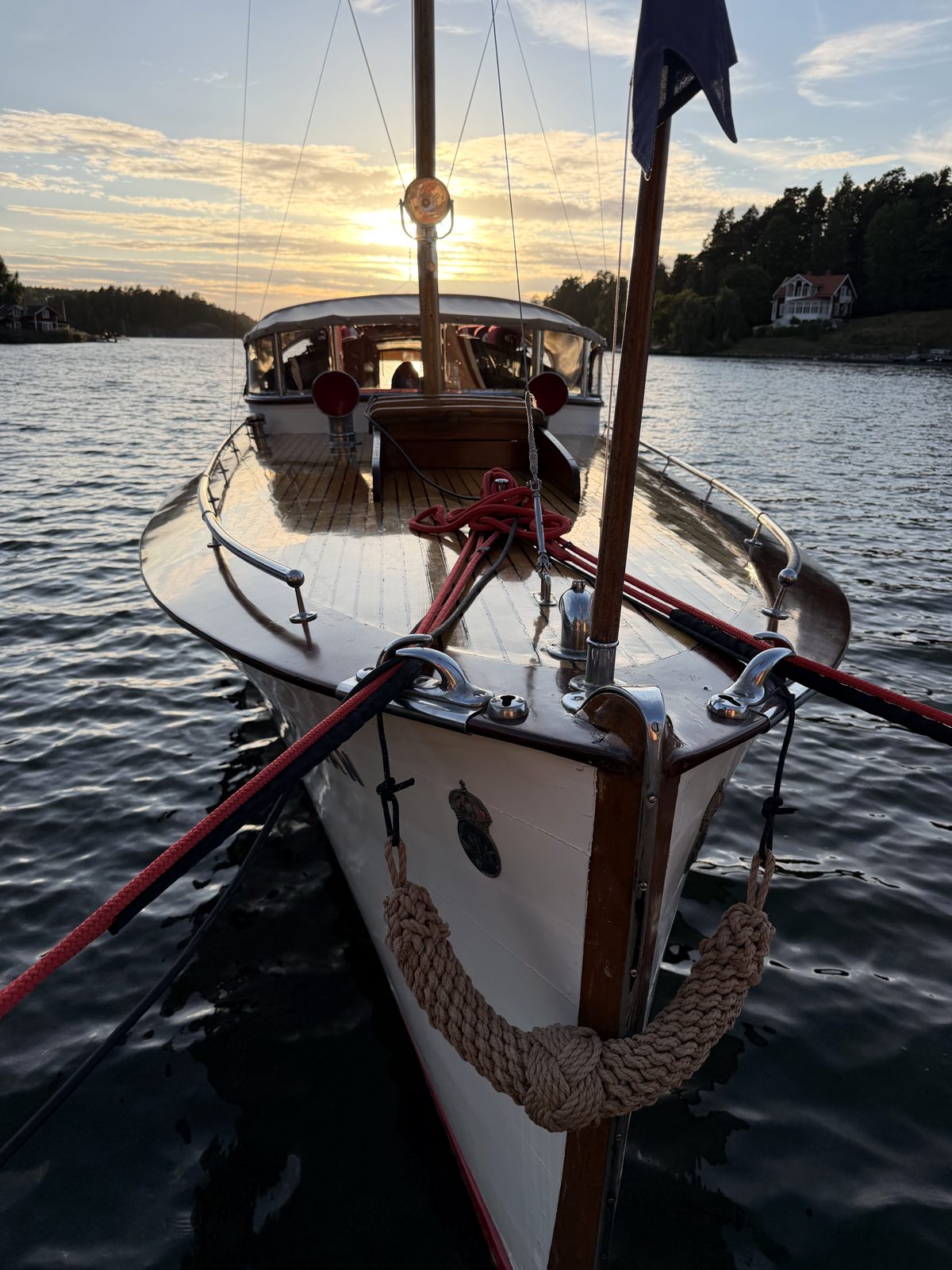 m/y IAN framifrån i kvällssol på Stockholms skärgård