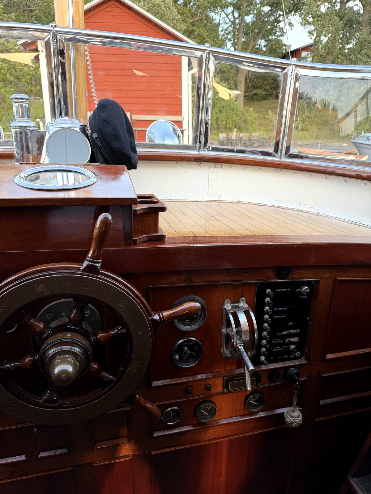 Styrplatsen med ratt och instrument ombord på m/y IAN