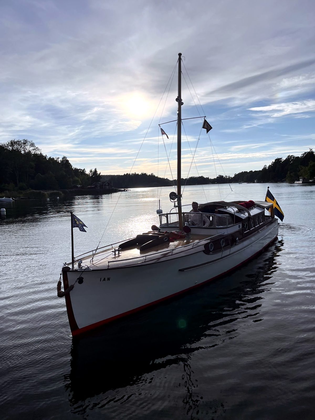 m/y IAN sedd i profil på Stockholms skärgård
