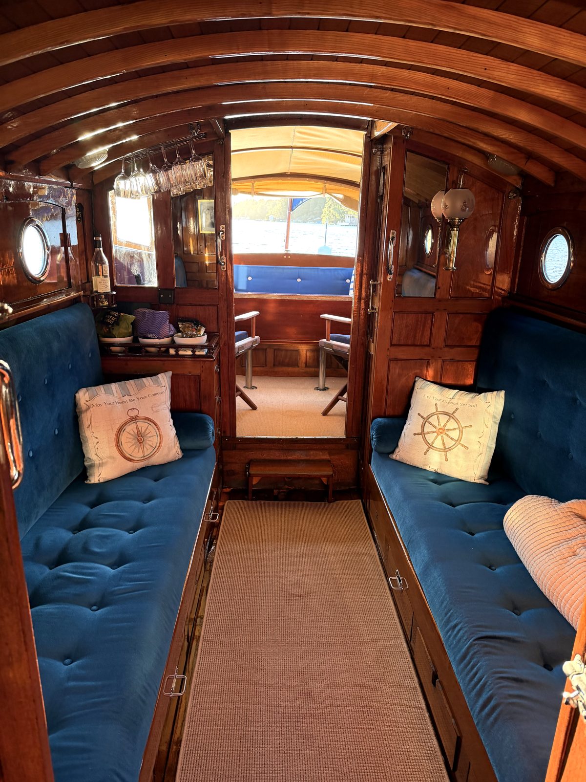 Salongen ombord på m/y IAN med blå dynor och mahogny